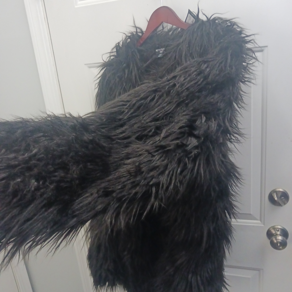 Plus Size PrettyLittleThing Black Faux Fur Coat - Picture 9 of 10